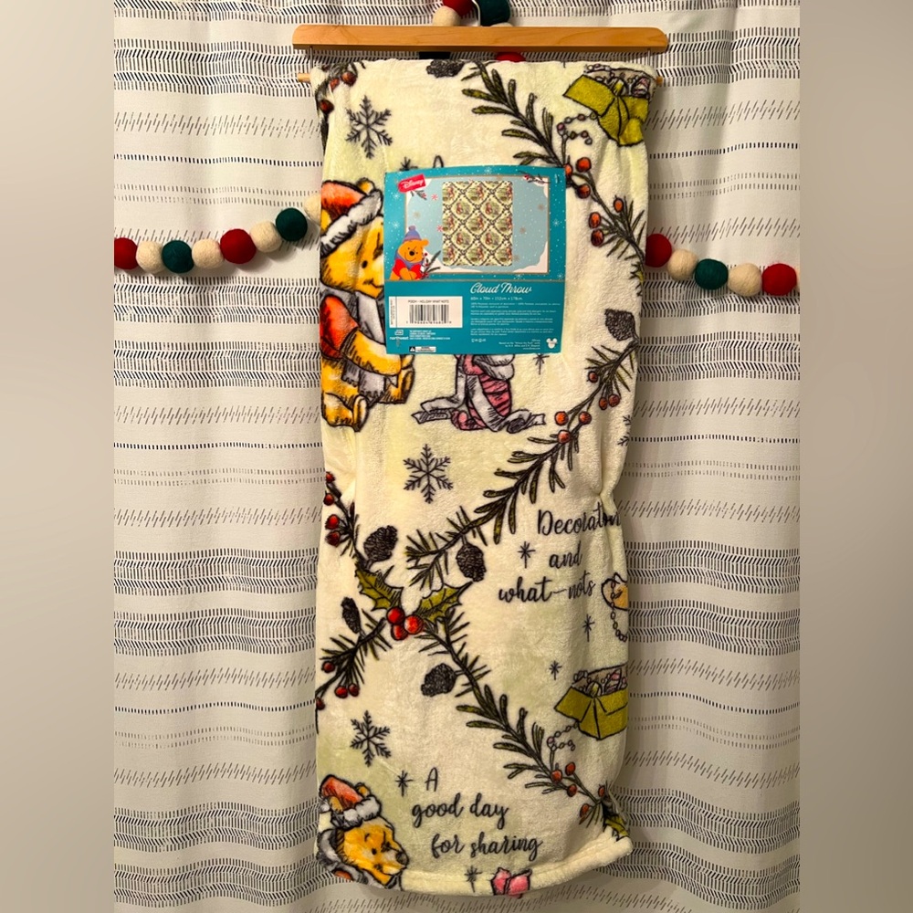 Winnie the Pooh & Piglet Christmas Throw